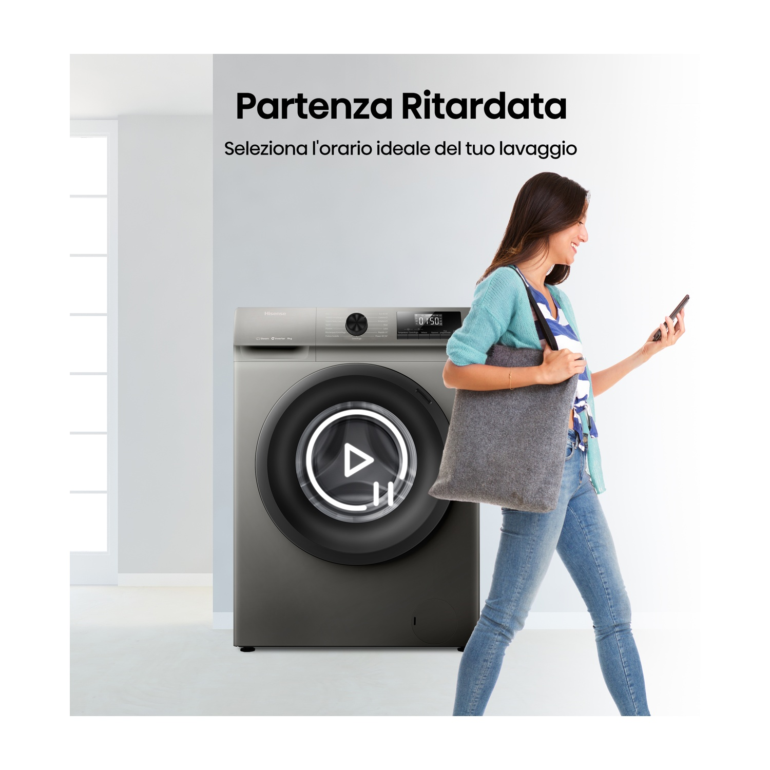 Donna che cammina, usa il telefono, accanto a una lavatrice. Borsa tote grigia sulla spalla. Testo: Partenza Ritardata.