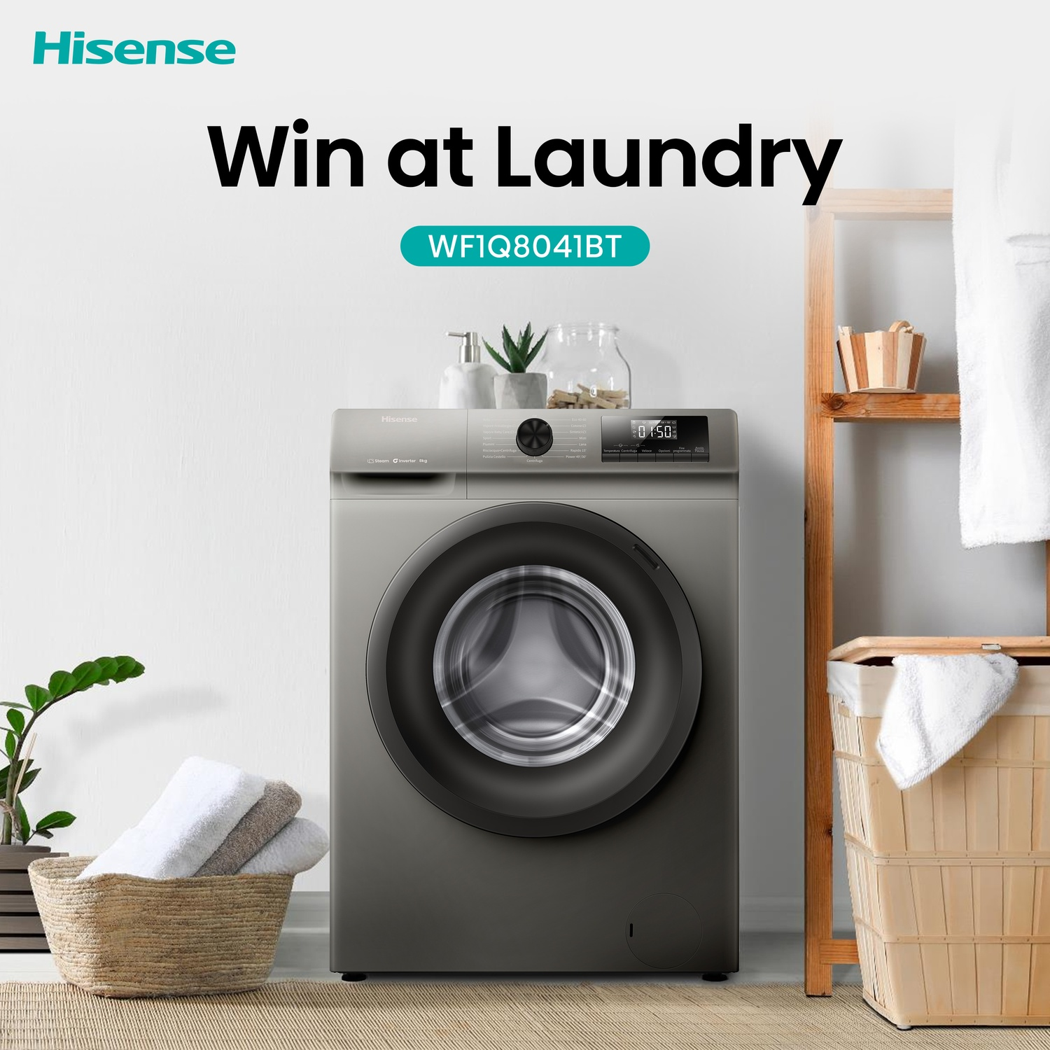 Una lavatrice Hisense grigia è al centro. A sinistra c'è un cesto con asciugamani. Il testo sopra dice 'Win at Laundry'.