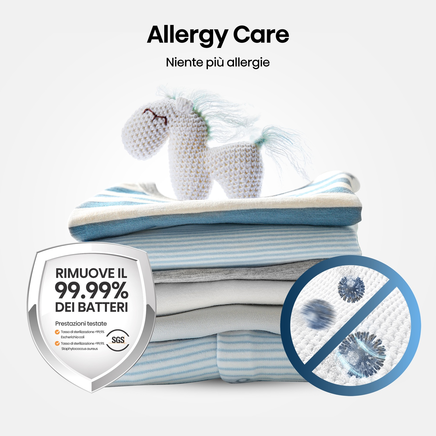 Una pila di vestiti piegati a righe bianche e blu con un cavallo bianco all'uncinetto sopra. Il testo recita 'Allergy Care' e 'Rimuove il 99,99% dei batteri'.