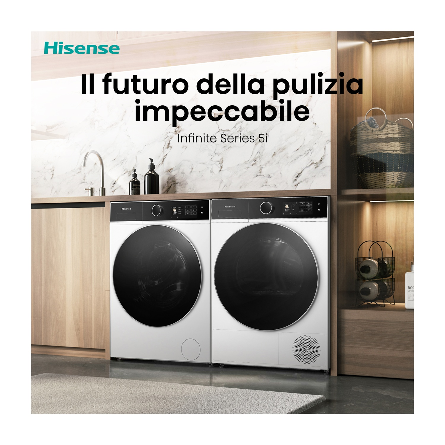 Due lavatrici Hisense bianche. Testo: "Il futuro della pulizia impeccabile". Sfondo in marmo e mobile in legno ai lati.