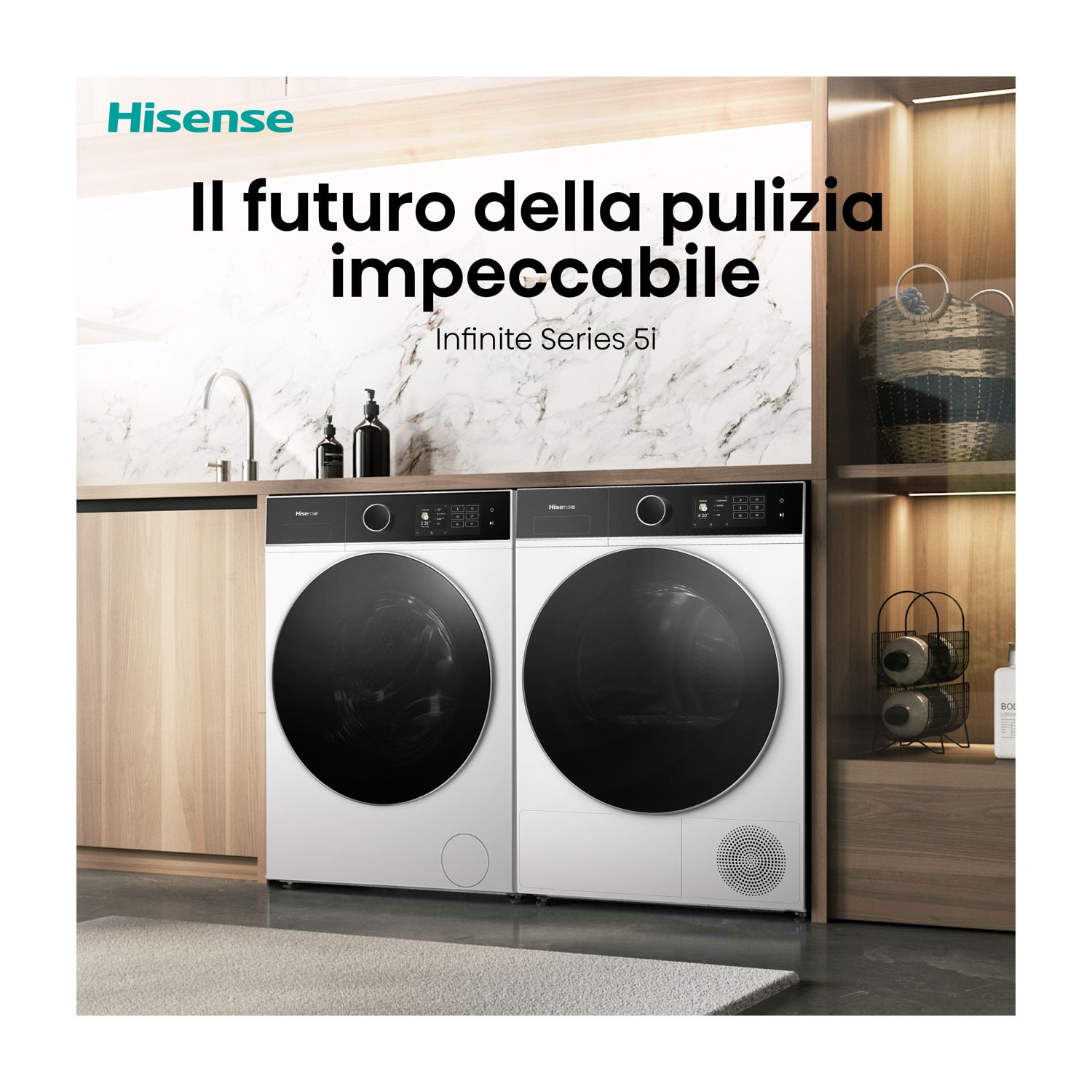 Due lavatrici Hisense bianche. Testo italiano: 'Il futuro della pulizia impeccabile'. Sfondo cucina con parete in marmo.