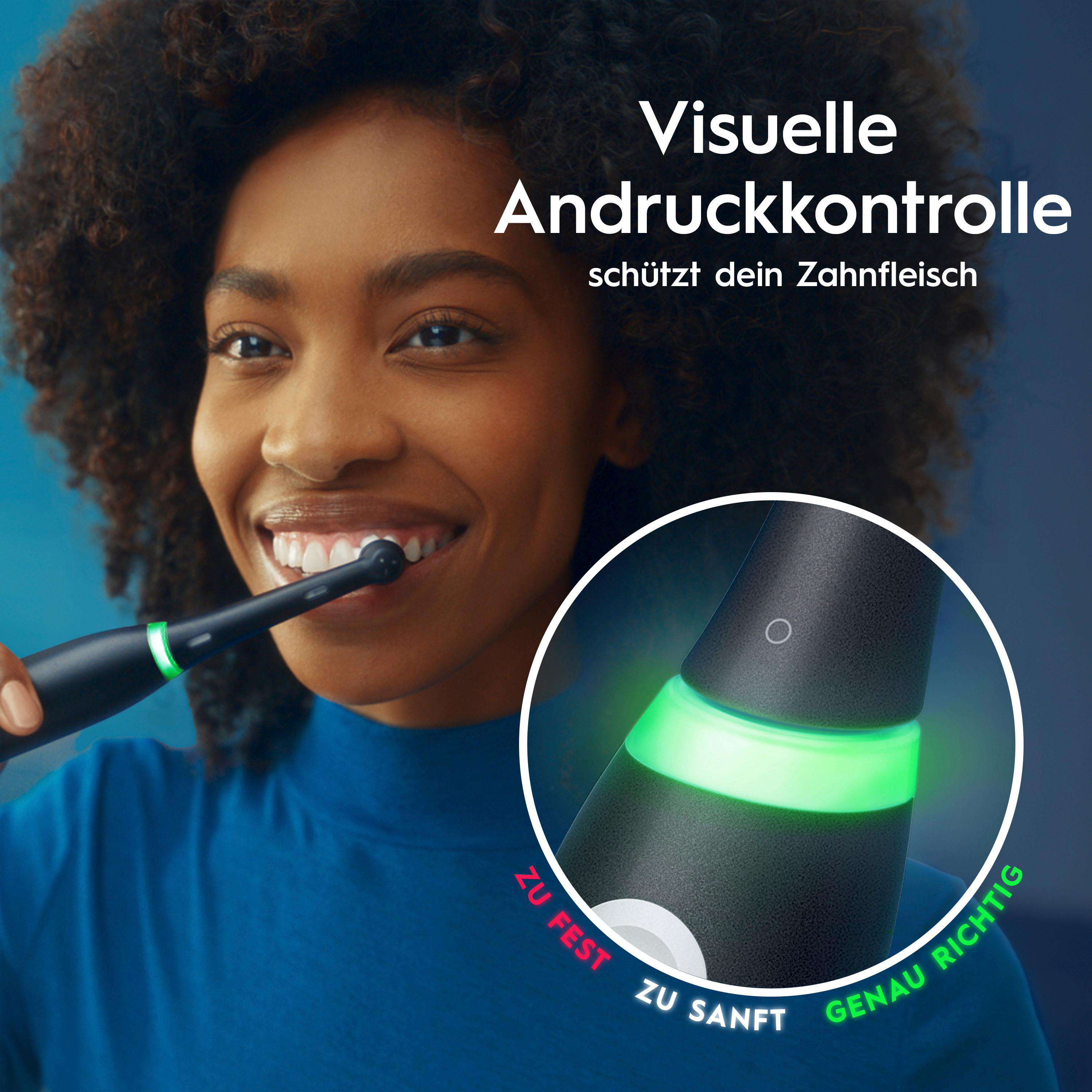 Eine Frau putzt sich die Zähne mit einer elektrischen Zahnbürste. Die Bürste hat ein grünes Licht, und der Text lautet 'Visuelle Andruckkontrolle'.