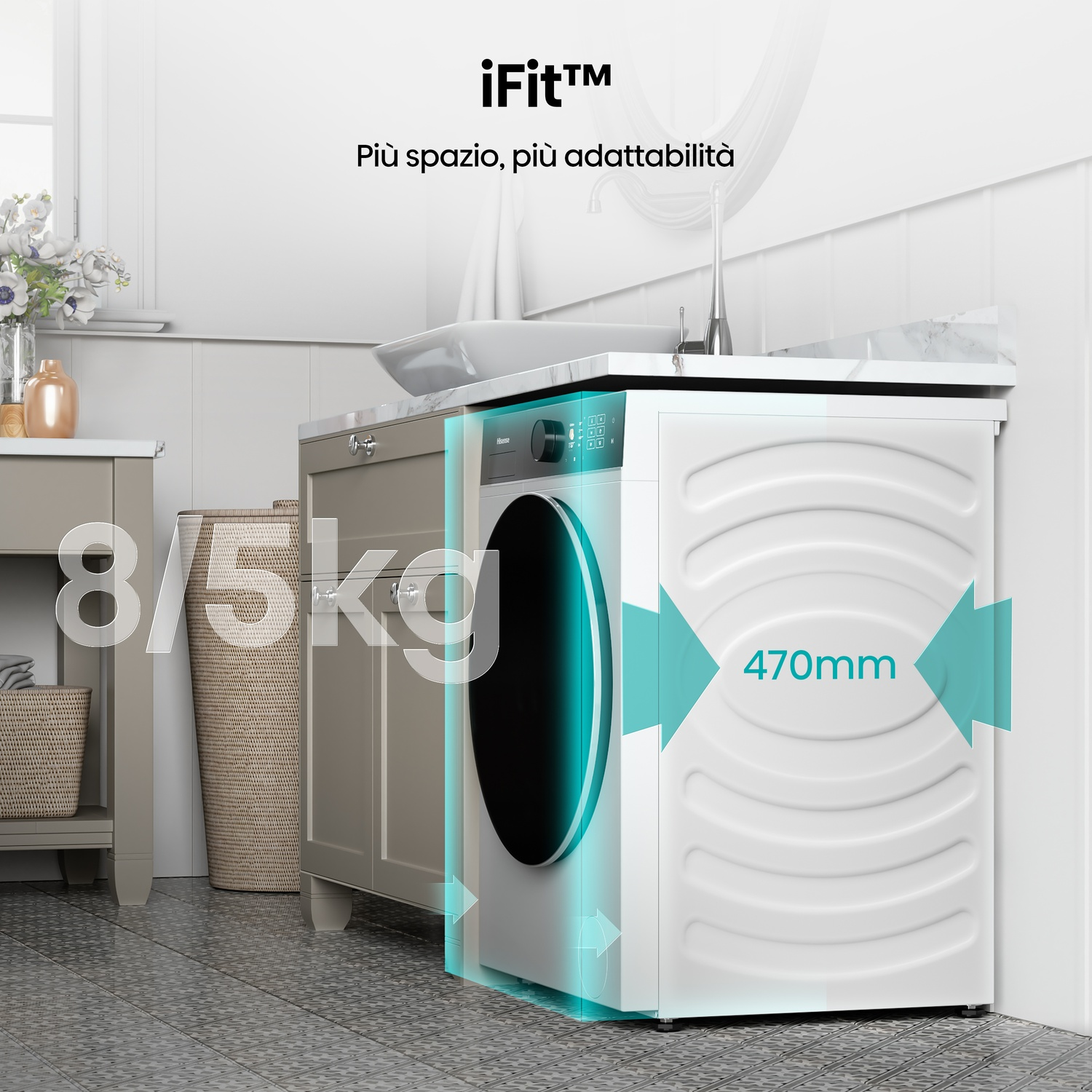 Una lavatrice bianca con porta nera è in un bagno. Il testo dice 8/5 kg e 470 mm. Sono visibili anche un lavandino e un mobile.