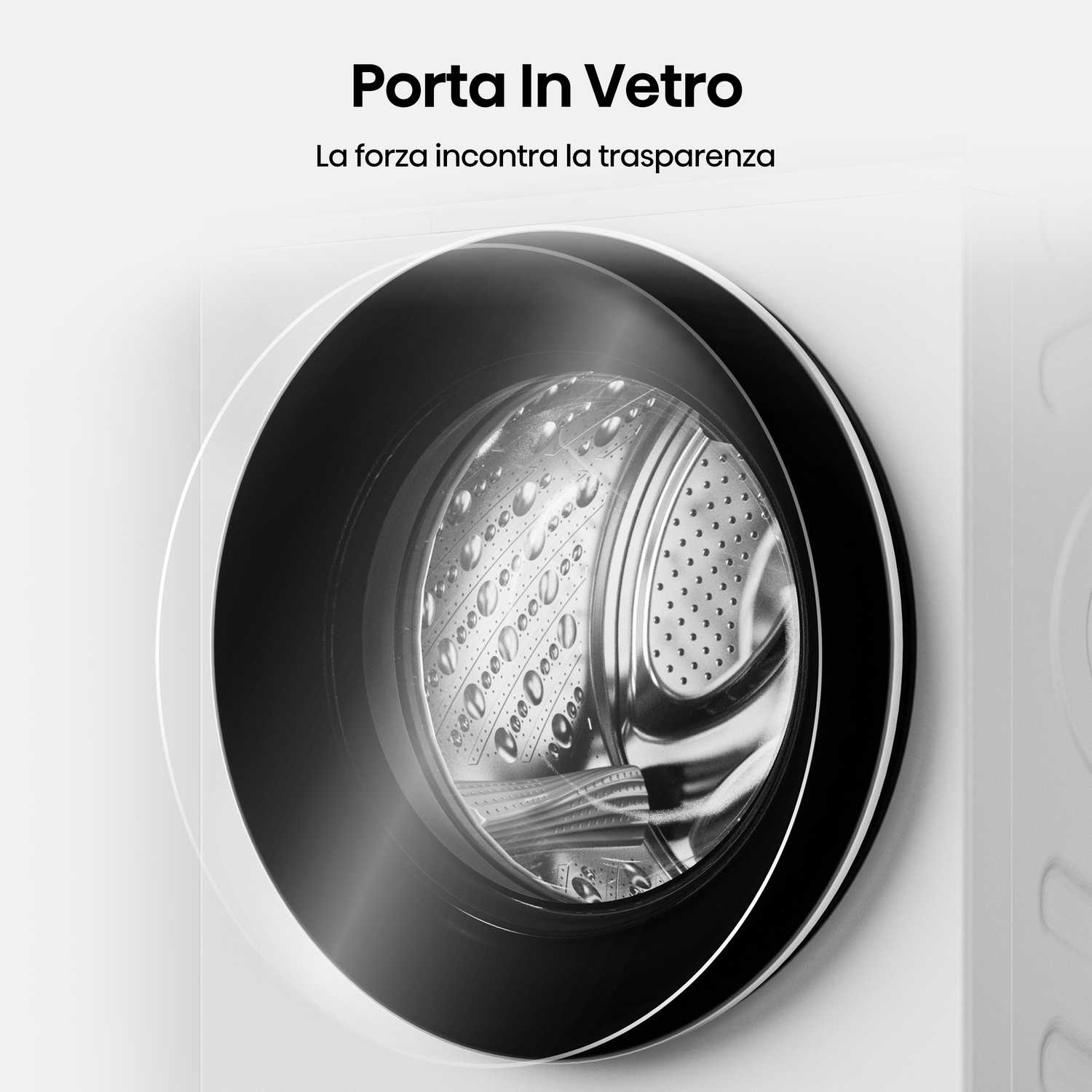 Primo piano di un oblò di lavatrice. L'oblò è nero e rotondo, con vetro trasparente. In alto la scritta 'Porta In Vetro'.