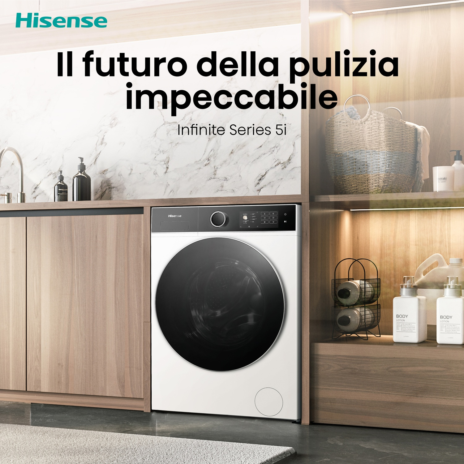 Una lavatrice Hisense bianca è al centro, con testo sopra. Scaffali mostrano un cesto, articoli da toeletta e bottiglie di lozione.