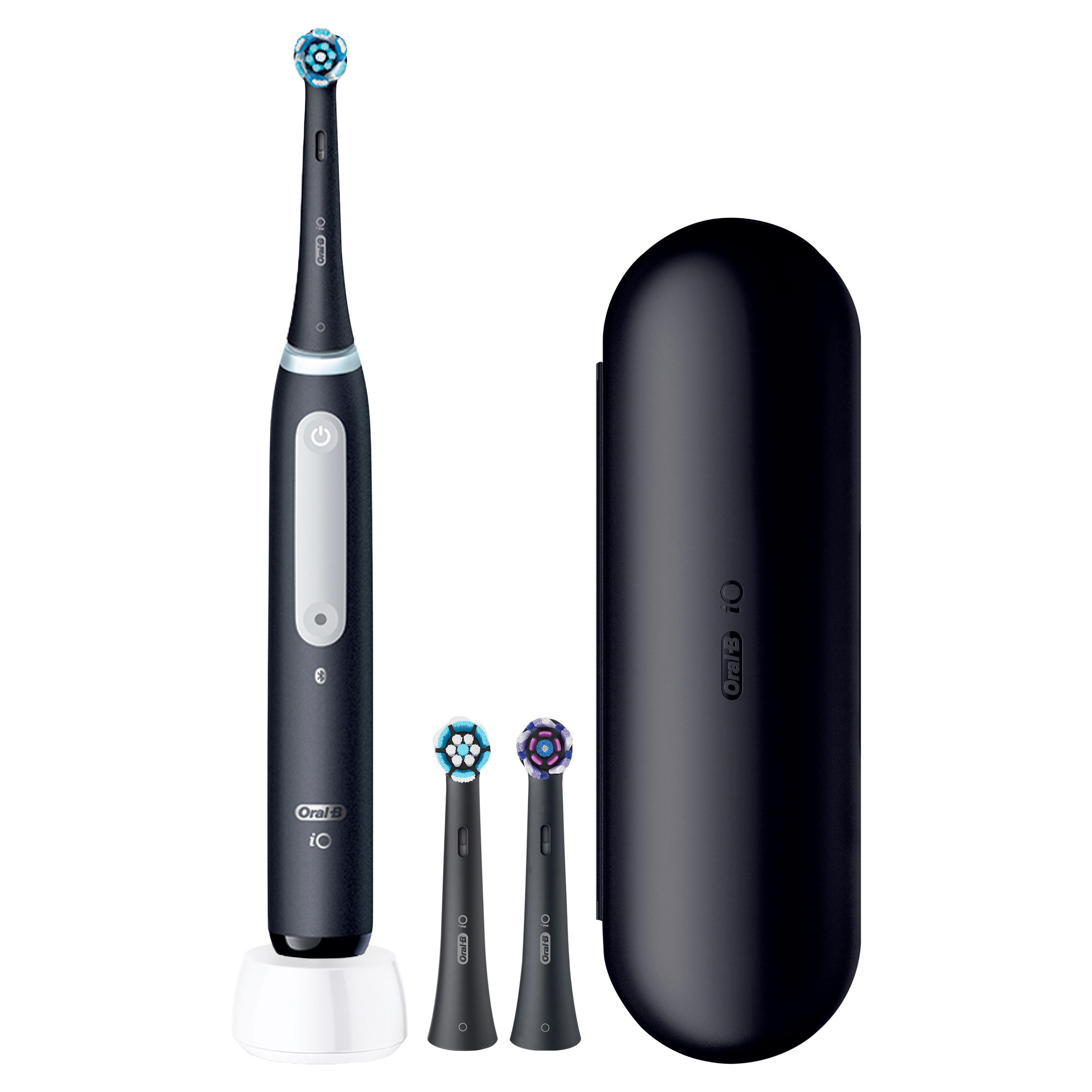 Schwarze elektrische Oral-B iO Zahnbürste, zwei Bürstenköpfe, ein Etui und eine Ladestation auf weißem Hintergrund.