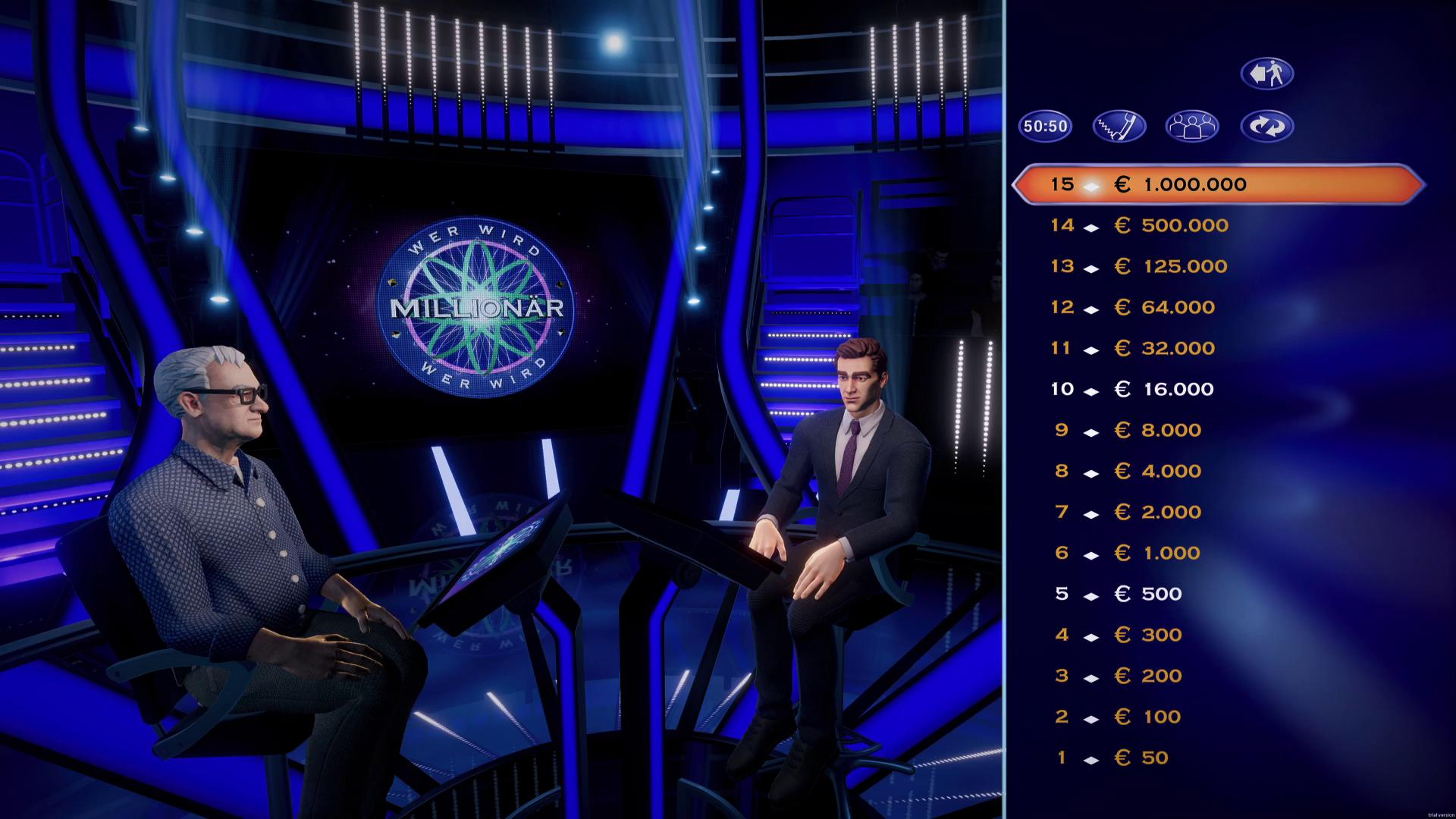 Ein Spielshow-Bühne mit zwei Männern. Einer ist ein Kandidat, der andere ein Moderator. Der Hintergrund zeigt das Logo und die Preisgeldleiter.