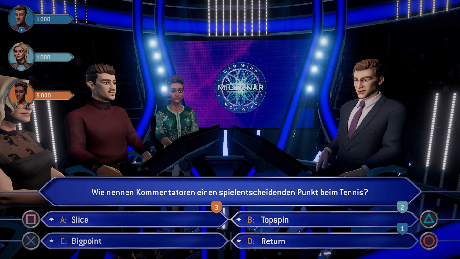 Spielshow-Set mit vier Kandidaten. Eine Frage wird angezeigt. Im Hintergrund sind das Logo und die Publikumslichter zu sehen.