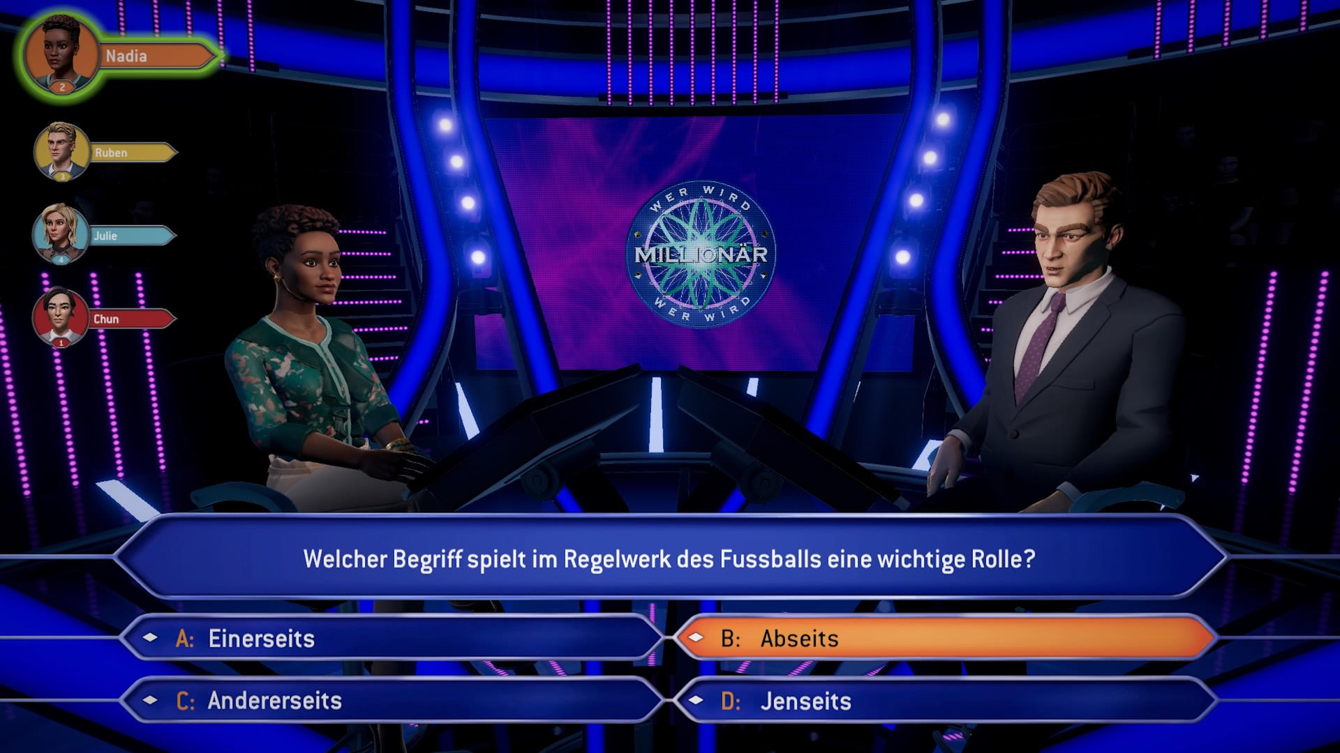 Spielshow-Kulisse. Zwei Kandidaten sitzen sich gegenüber. Die Frage betrifft Fußballregeln mit Multiple-Choice-Antworten.