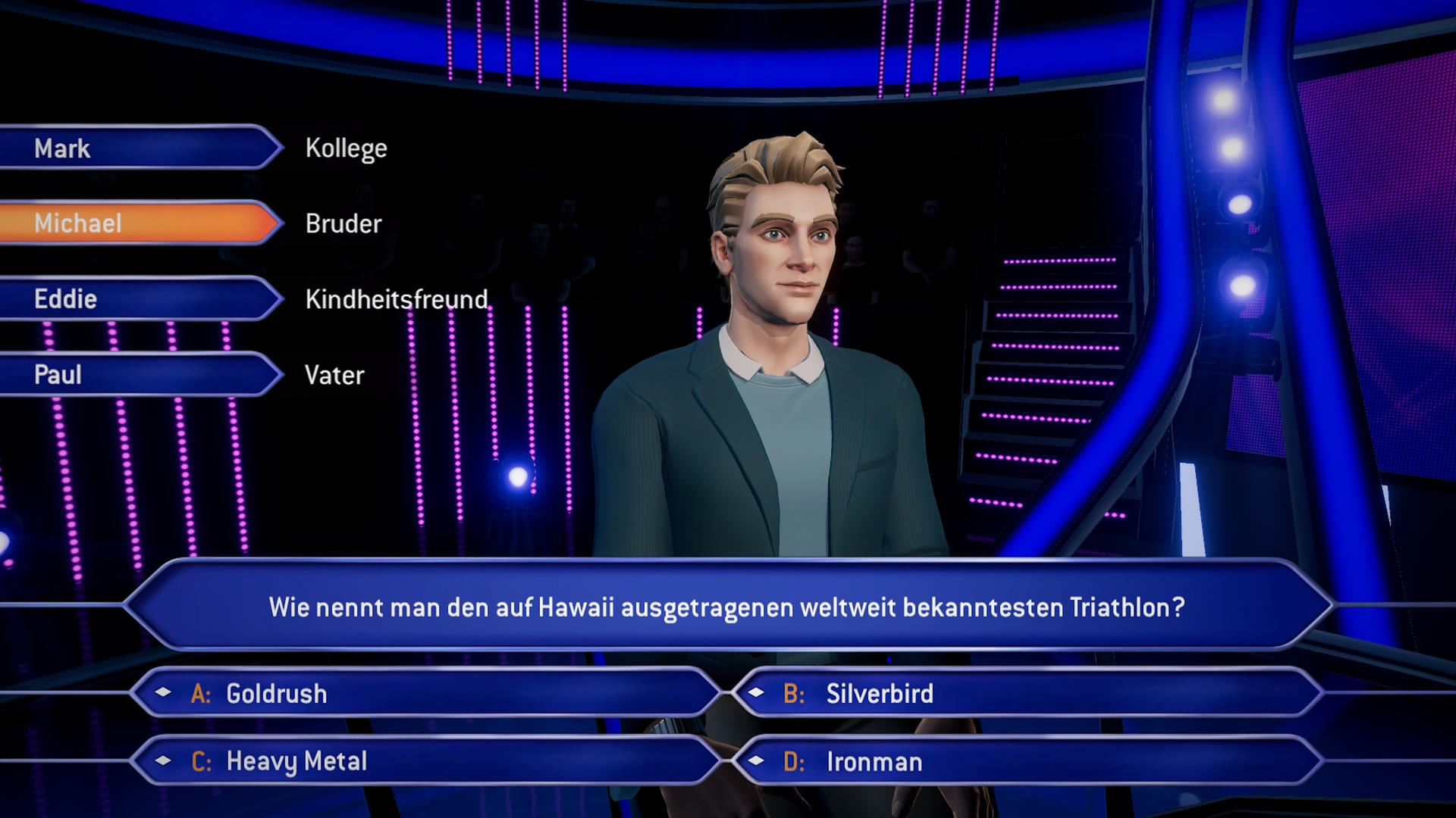 Mann im Anzug in einer Spielshow. Frage nach Triathlon mit Antwortmöglichkeiten unten. Der Kandidat ist Michael.