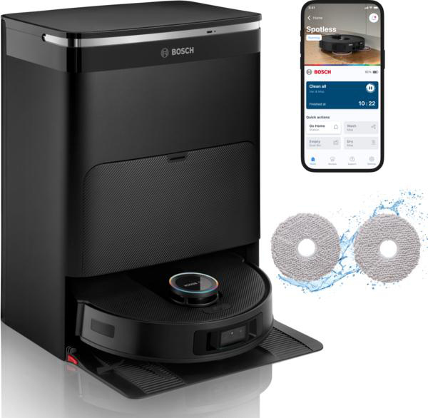 Ein schwarzer Bosch-Roboterstaubsauger und seine Ladestation sind im Bild. Ein Telefon zeigt die App an. Zwei graue Reinigungspads werden gezeigt.