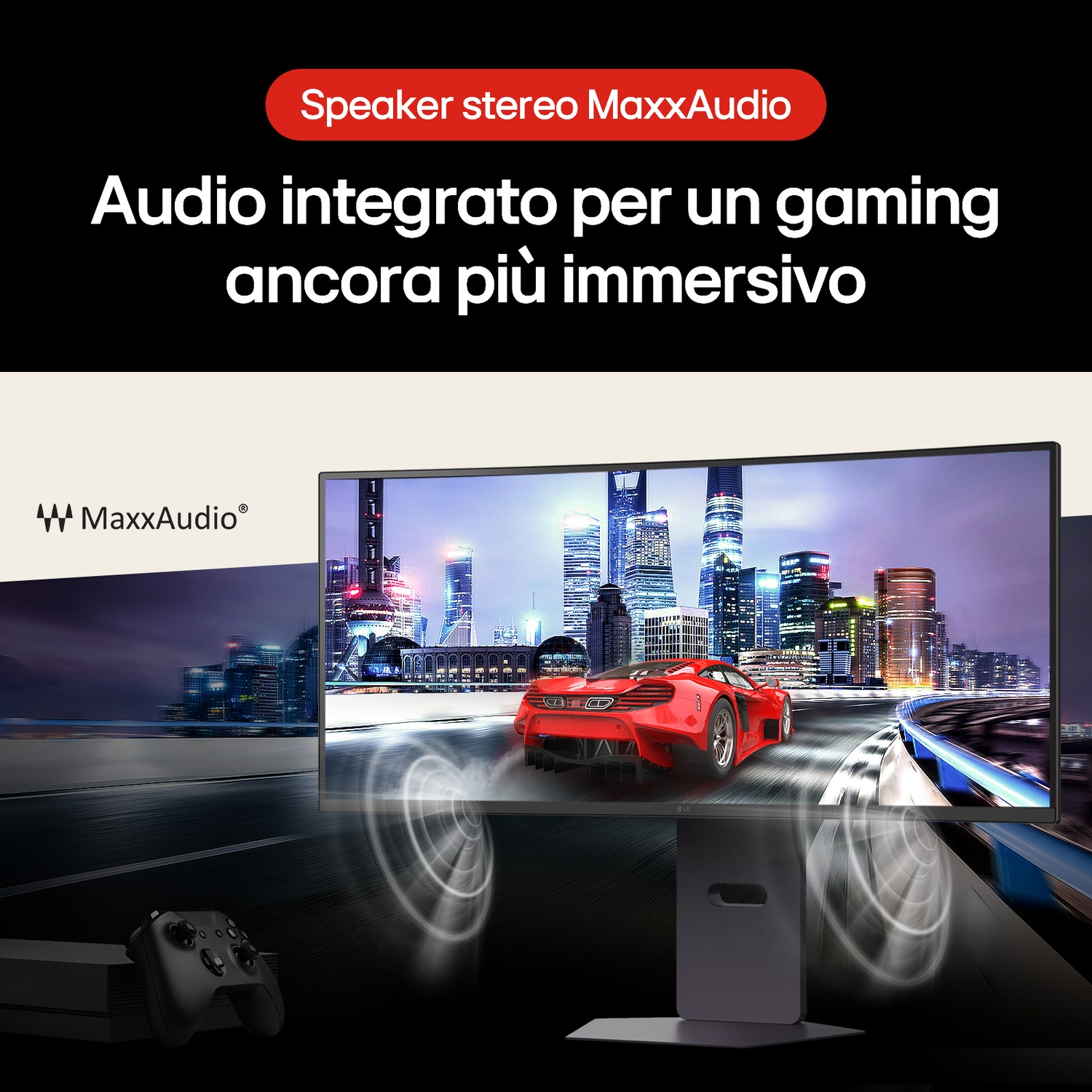 Un'impostazione di gioco con uno schermo che mostra un'auto rossa che corre attraverso una città. Controller e console visibili. Testo su MaxxAudio.