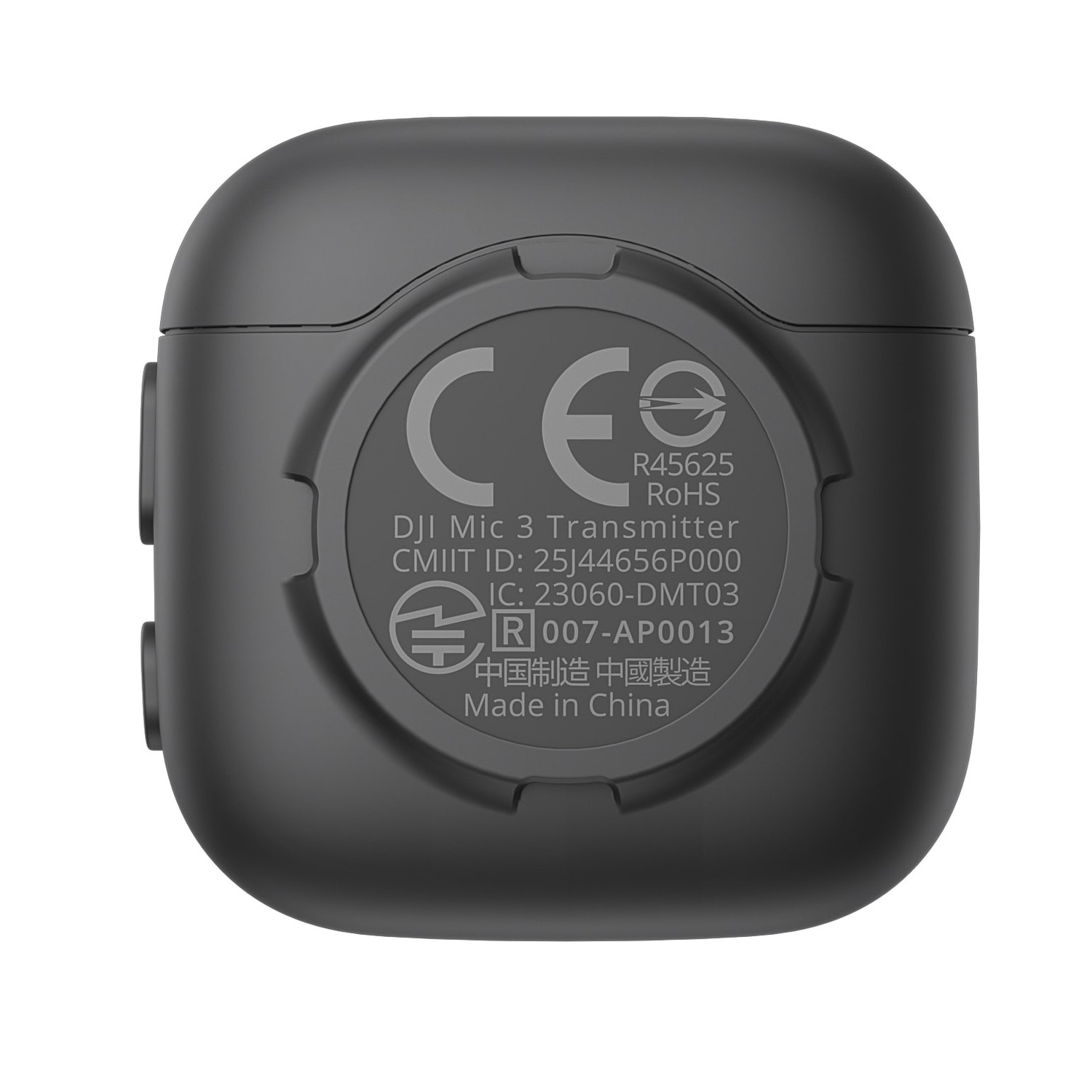 Een zwarte DJI Mic 3-zender. De achterkant heeft regelgevende markeringen, waaronder CE en Made in China.