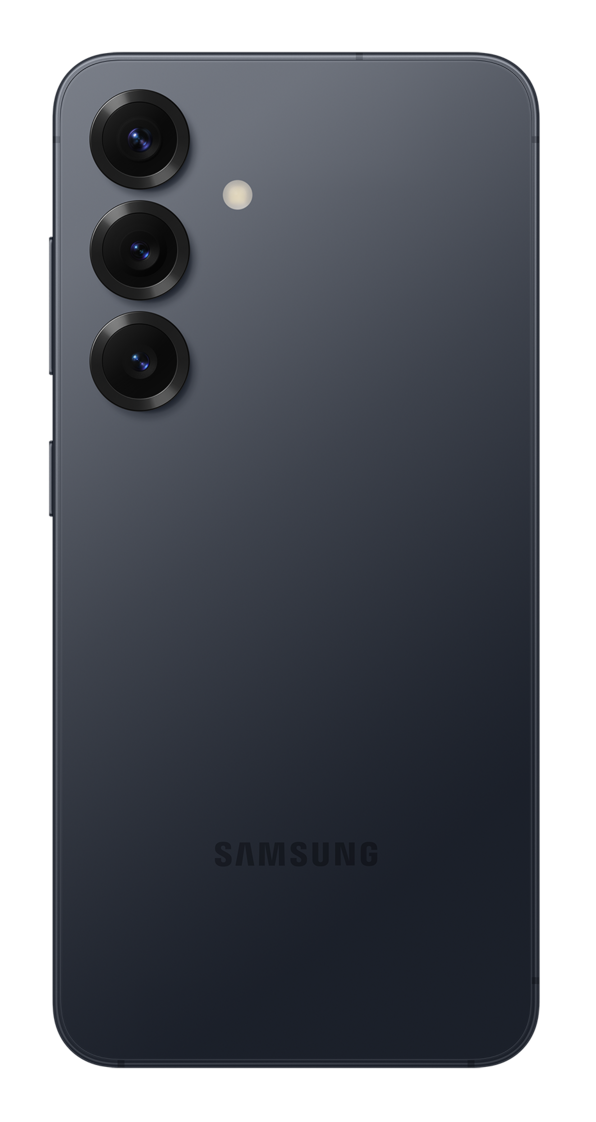 Tył granatowego smartfona z trzema obiektywami, lampą błyskową i logo Samsung. Czarne tło.