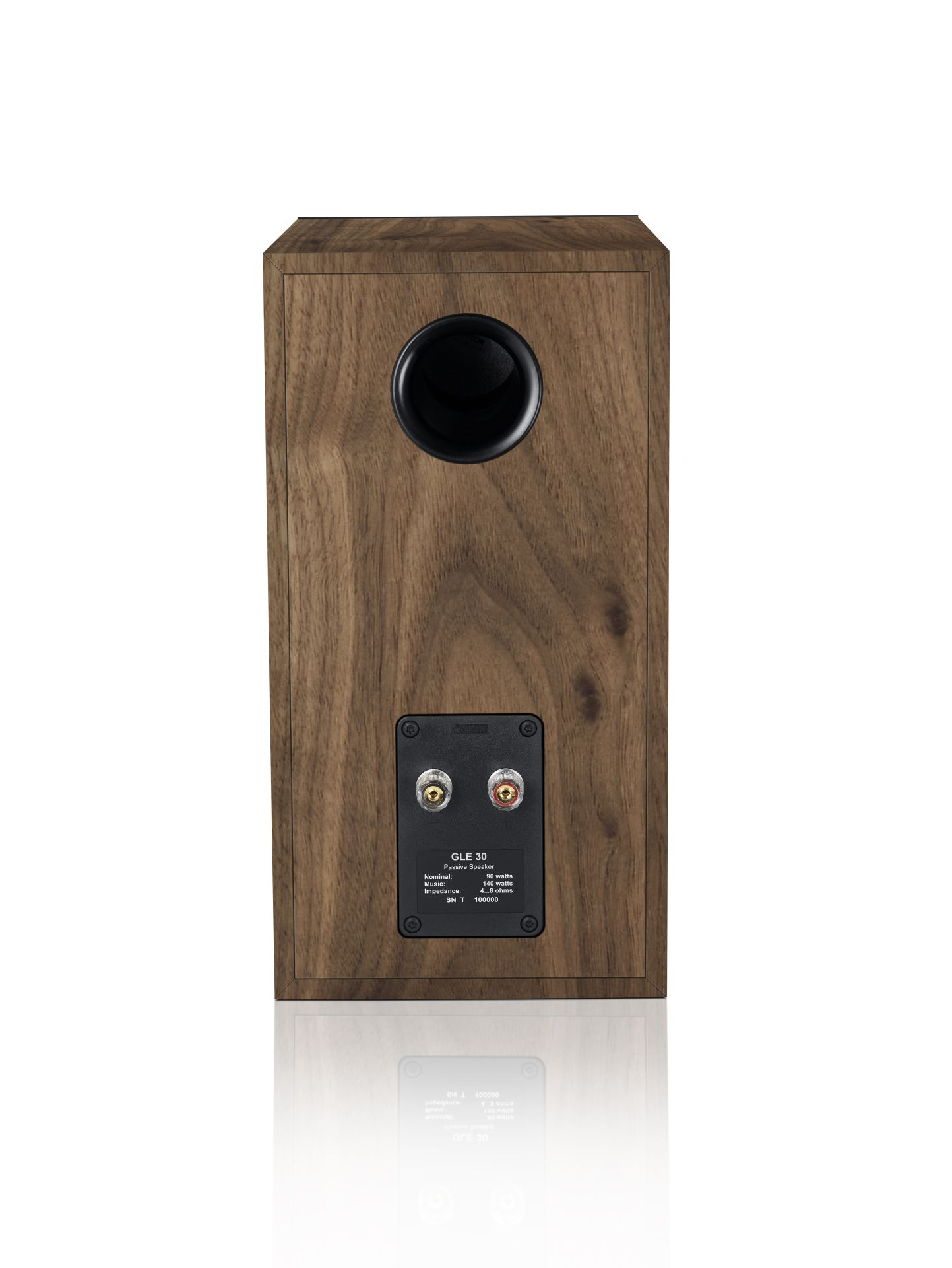 Rückseite des Holz-Lautsprechers. Schwarzer runder Anschluss, Klemmen und Etikett. GLE 30 Modellinfo auf dem Etikett.