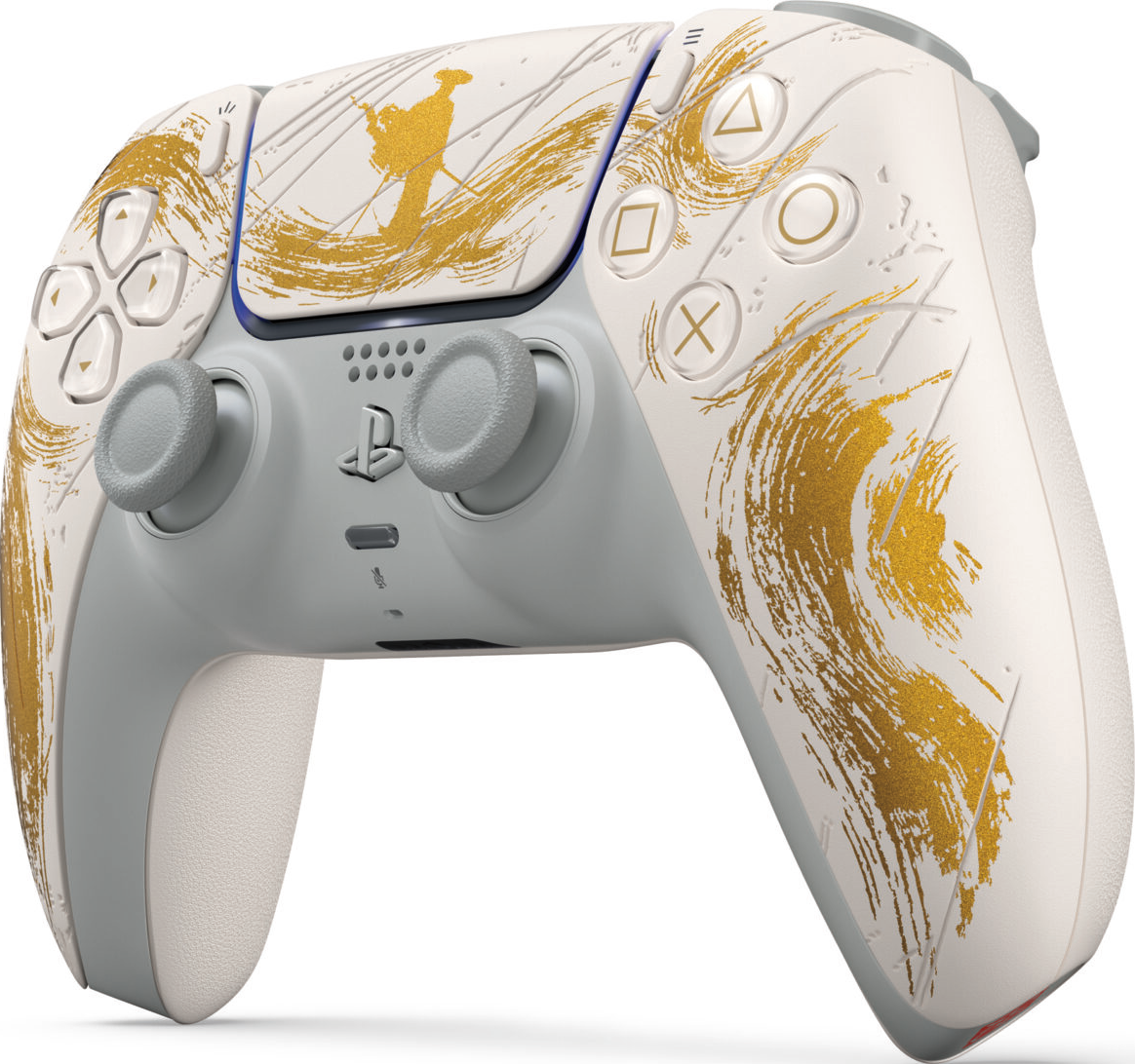 Ein weißer PlayStation 5-Controller mit goldenen Pinselstrichen und einer Figur. Graue Knöpfe und Joysticks. PlayStation-Logo.