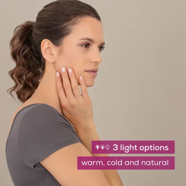 Eine Frau berührt ihr Gesicht mit der Hand. Text: 3 Lichtoptionen: warm, kalt und natürlich. Neutraler Hintergrund.