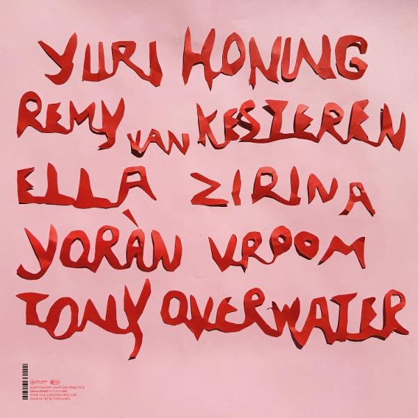 Rosa Hintergrund mit rotem ausgeschnittenem Text: Yuri Honing, Remy van Kesteren, Ella Zirina, Yoran Vroom, Tony Overwater. Kleiner Barcode unten.