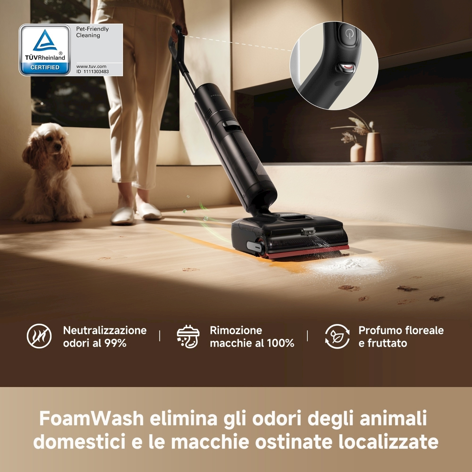 Un aspirapolvere nero pulisce un pavimento in legno. Un cane è vicino. Il testo dice Pulizia per animali domestici e FoamWash elimina gli odori.