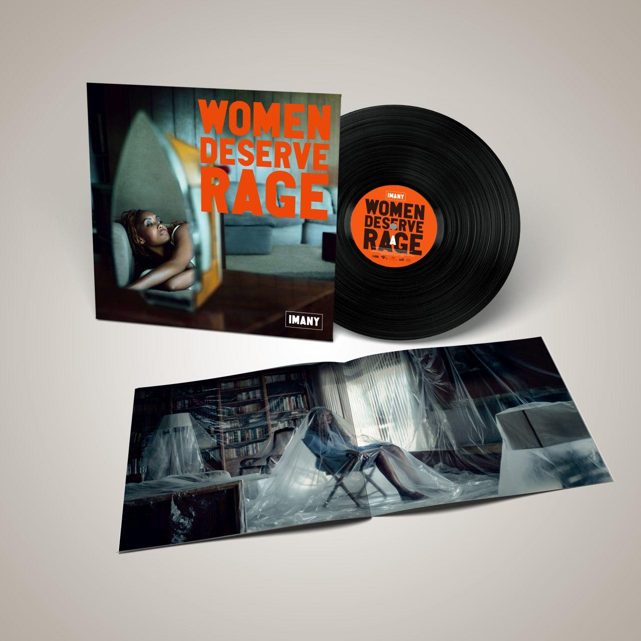 Albumcover: Frau im Bügeleisen-Reflex. Titel 'Women Deserve Rage'. Vinylplatte daneben. Innenseite: Frau in Plastikfolie.