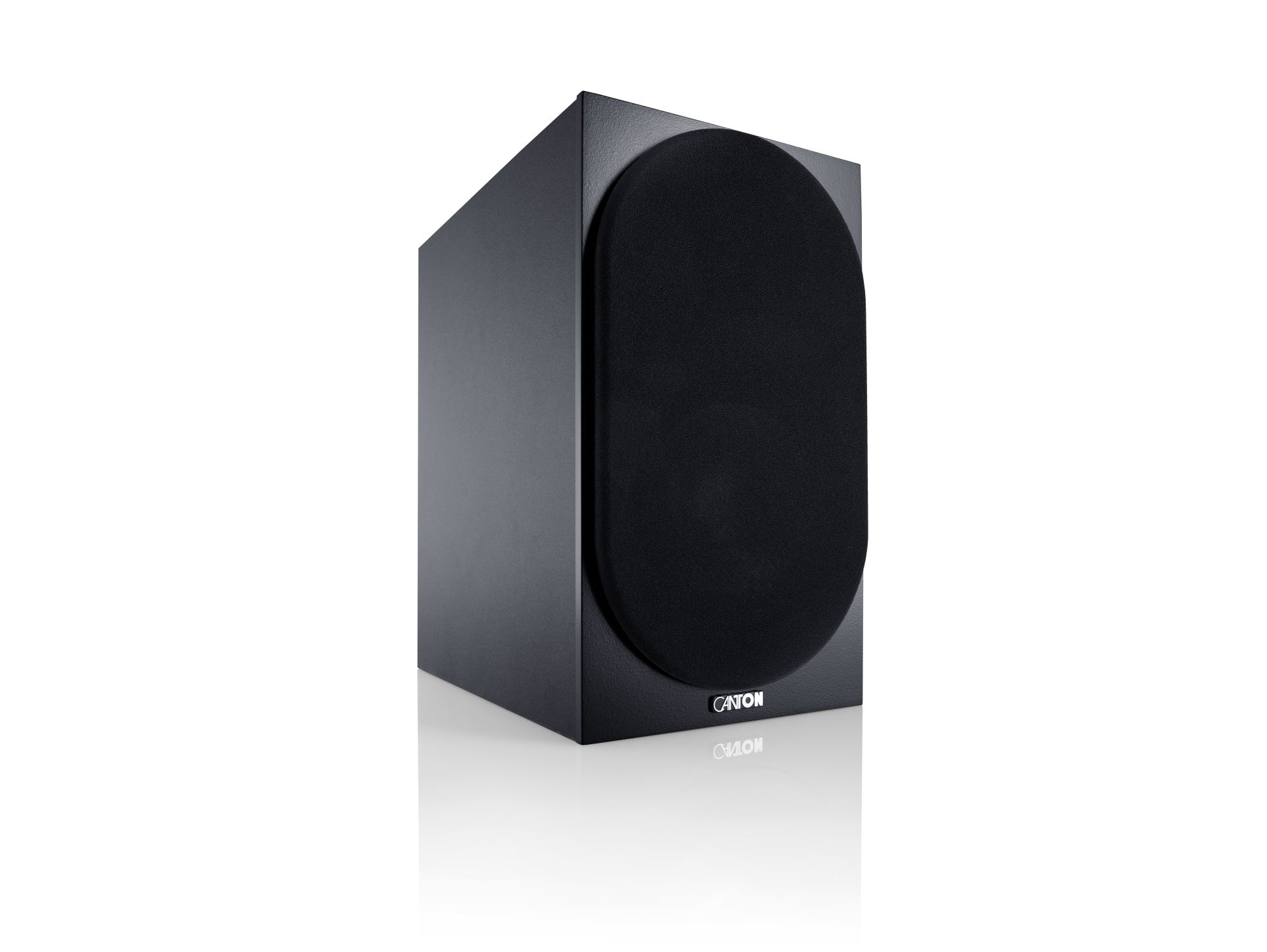 Ein schwarzer Subwoofer mit rundem Lautsprecher und der Marke 'Canton' auf der Vorderseite. Der Hintergrund ist weiß mit einer dezenten Reflexion.