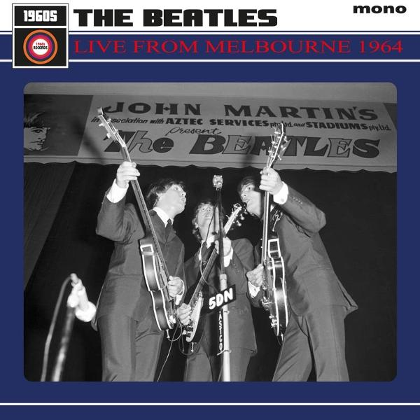 A Beatles 1964-ben Melbourne-ben lépett fel. Négy öltönyös férfi gitározik a színpadon. Egy transzparens azt írja: "The Beatles".