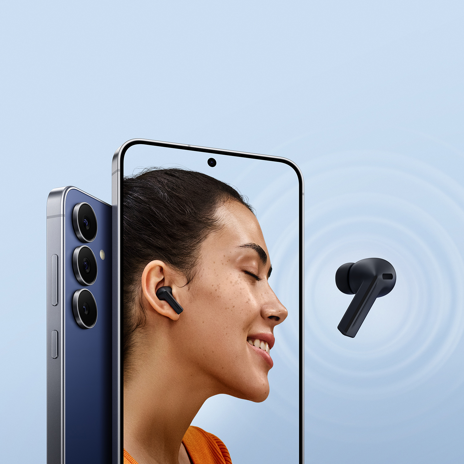 Una mujer con un auricular en la oreja sonríe. Un teléfono y un auricular separado están en la escena. Fondo azul.