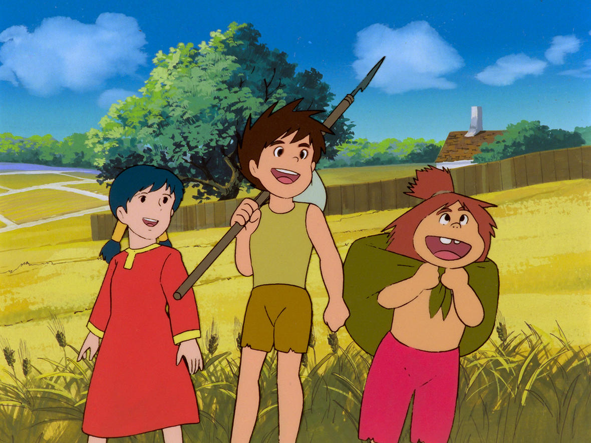 Drei Cartoon-Kinder stehen auf einem Feld. Einer hält einen Speer, einer einen Sack, und der andere trägt ein rotes Kleid. Im Hintergrund sind Bäume und ein Haus.