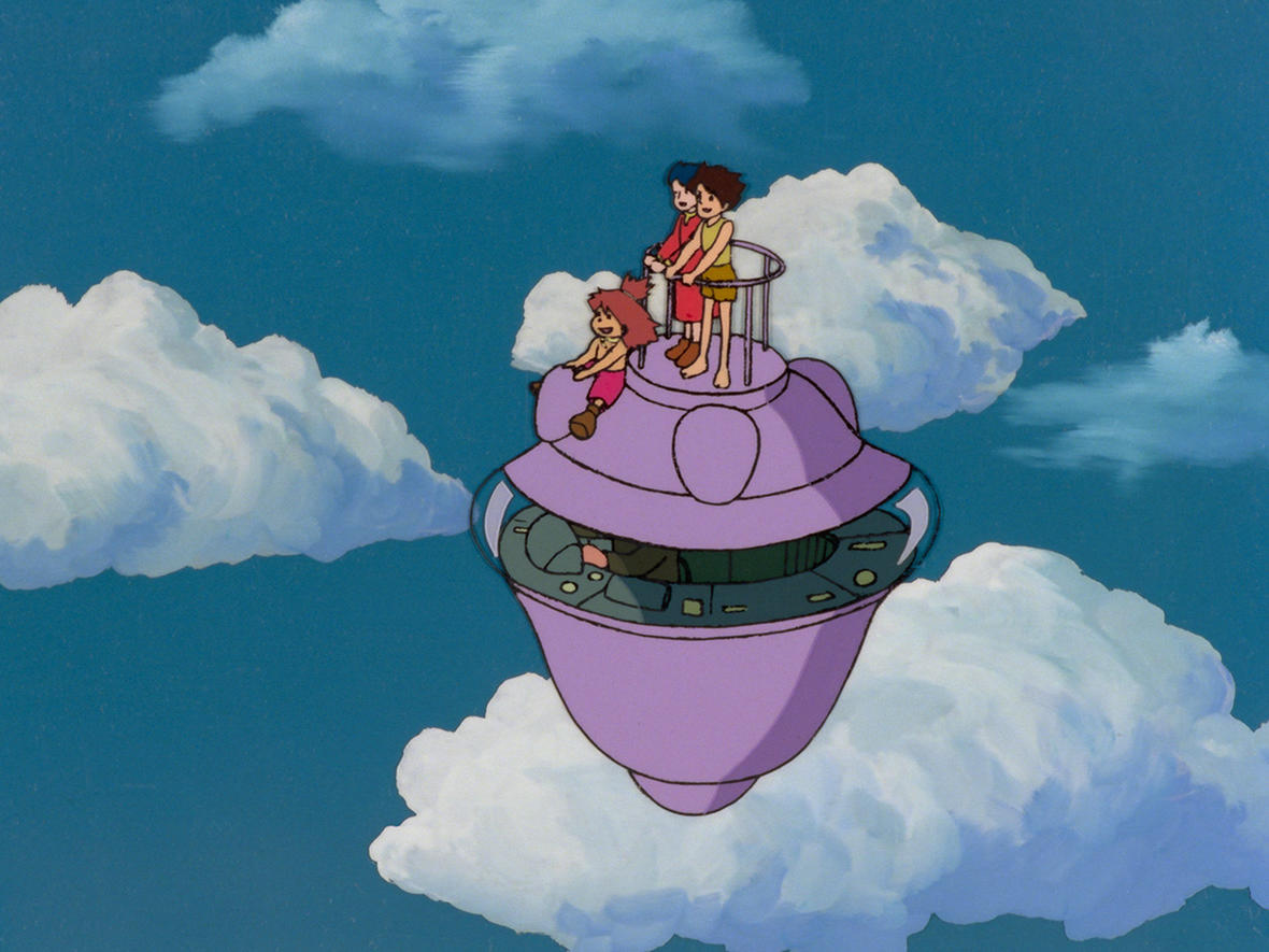 Drei Kinder sind auf einem lila Luftschiff über Wolken. Der Himmel ist blau. Das Luftschiff hat die Form eines Tropfens.