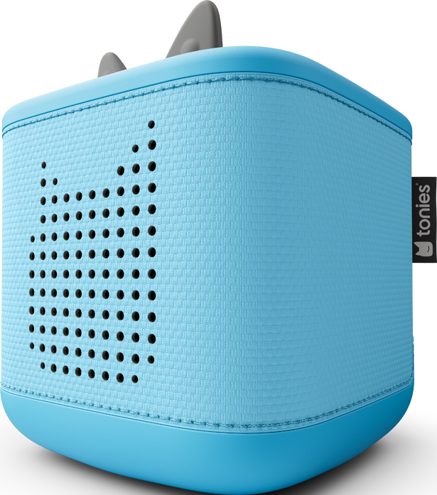 Un appareil bleu clair en forme de cube avec une grille de haut-parleur en forme de visage de chat. Il a des oreilles grises sur le dessus et une étiquette 'tonies'.