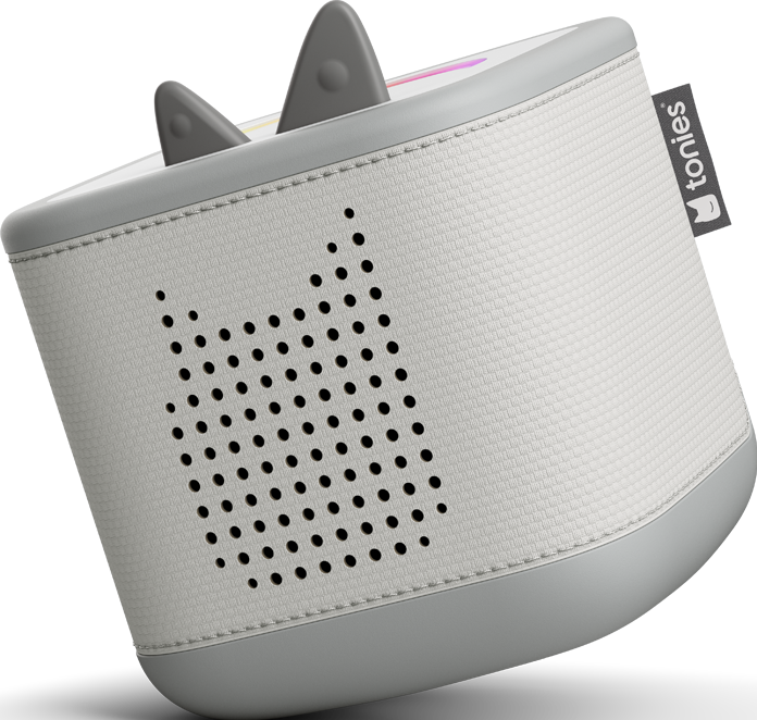 Une Toniebox blanche et grise, avec des oreilles grises. Elle a un haut-parleur en forme de chat et une étiquette de marque.
