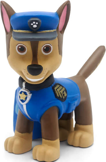 Un jouet de Chase de Paw Patrol. C'est un chien marron et beige portant un uniforme et un chapeau bleus.