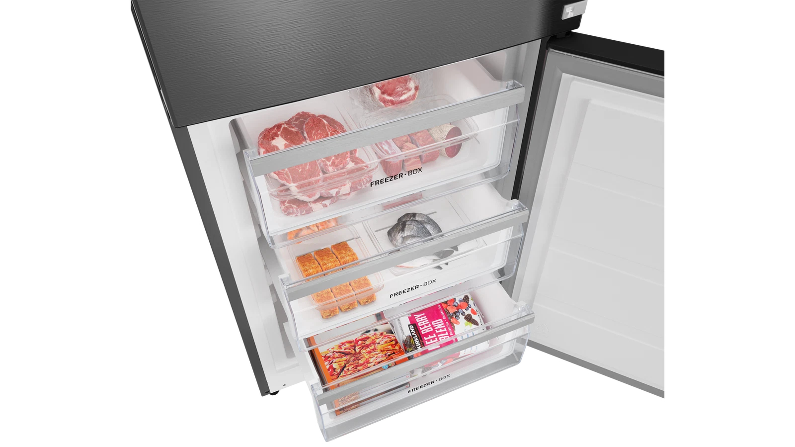 Un congelador abierto que muestra varios alimentos congelados. Carne, pescado, sushi y bayas congeladas son visibles en cajones transparentes.