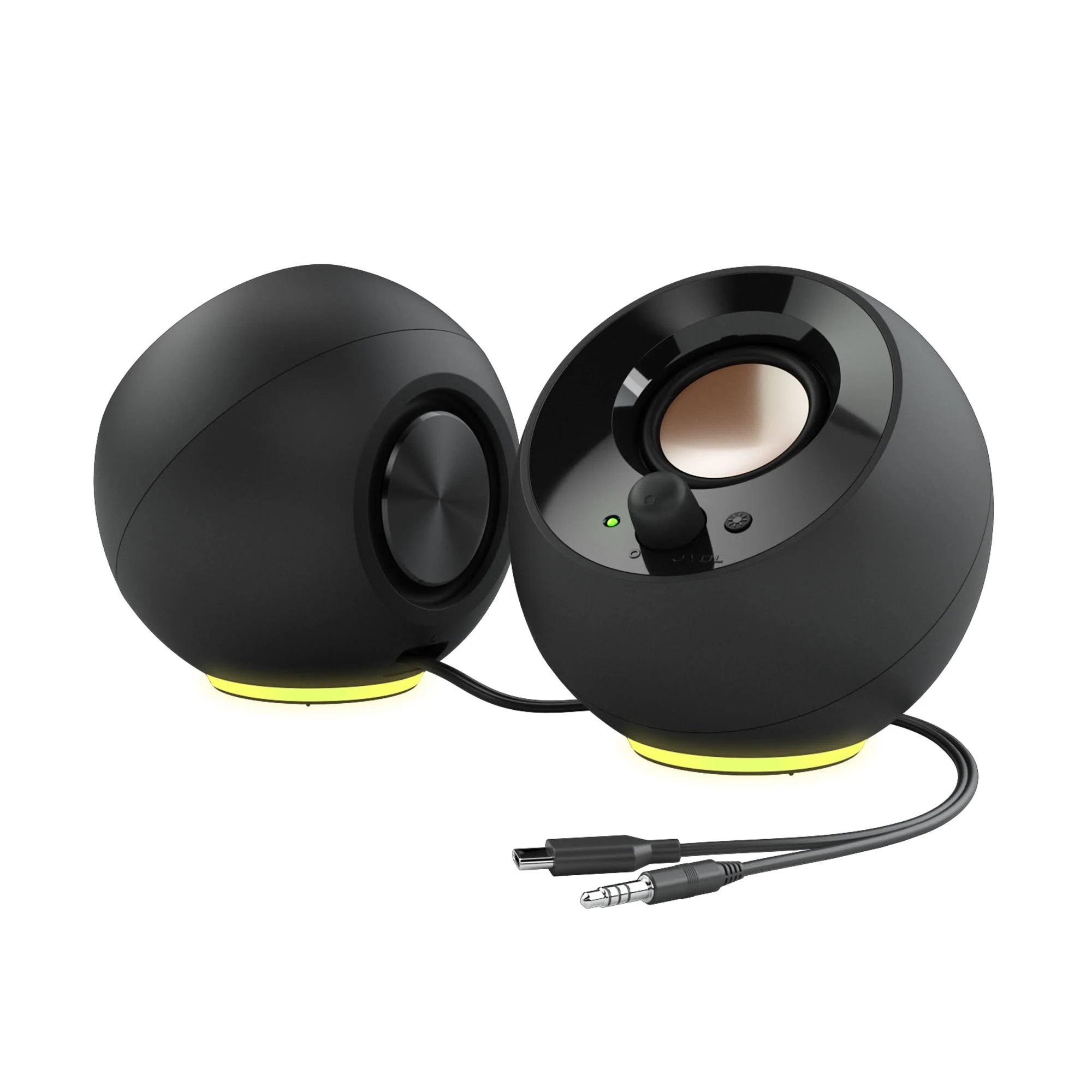 Dos altavoces negros en forma de esfera. Uno tiene controles de volumen y una luz verde. Ambos tienen base amarilla y cables conectados.
