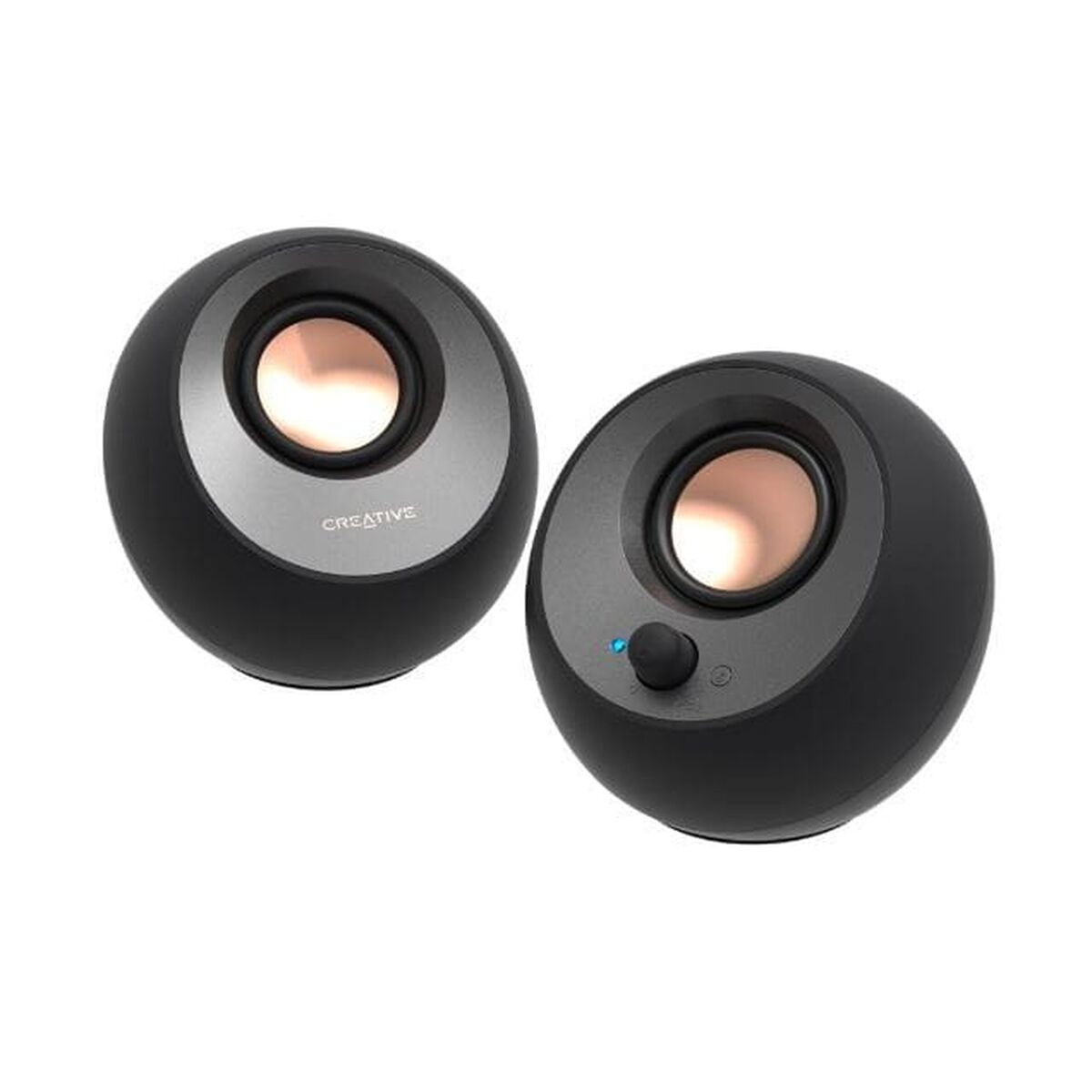 Dos altavoces esféricos negros con borde plateado y conos de altavoz bronce. Uno tiene un botón de volumen y una luz azul. La palabra 'CREATIVE' está escrita.