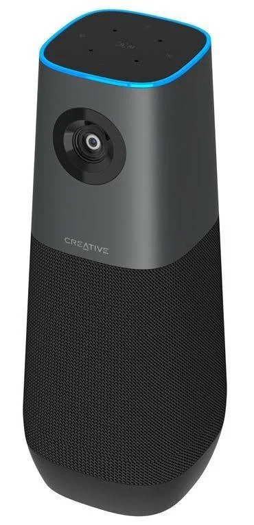 Un altavoz Creative negro con cámara. Tiene una parte inferior de malla, una parte media gris y una parte superior negra con acentos azules. La palabra CREATIVE está impresa.