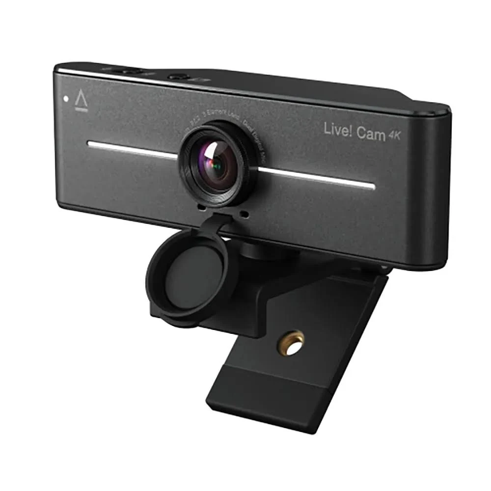 Una webcam negra Live! Cam 4K, con una tapa de lente y un soporte de montaje. La webcam está sobre un fondo blanco.