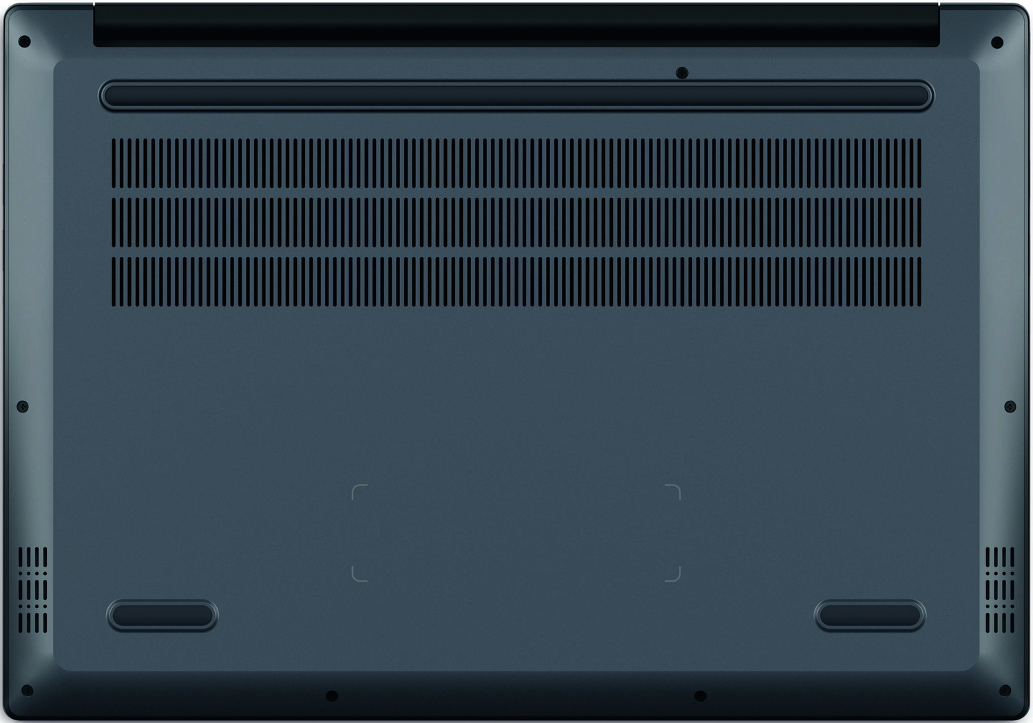 Vista inferior de un portátil azul oscuro. Cuenta con rejillas de ventilación, orificios para altavoces y varios tornillos.