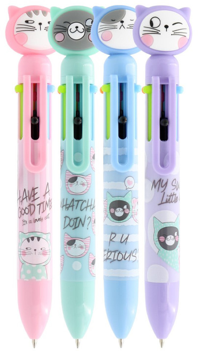 Cztery kolorowe długopisy, każdy z nakładką w kształcie kota. Długopisy mają różne kolory i motywy kotów.