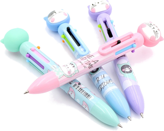Pięć długopisów wielokolorowych z nakładkami w kształcie kota. Długopisy są w pastelowych kolorach z ilustracjami kotów. Długopisy są na białym tle.