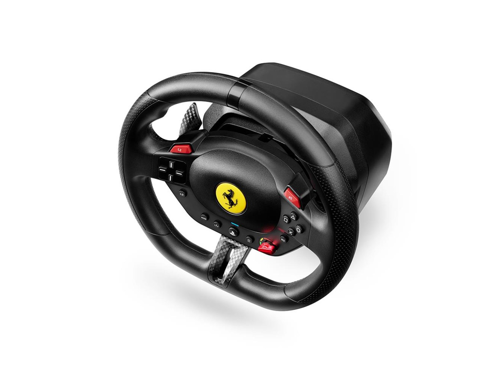 Un volante negro de Ferrari con botones rojos y el logotipo de Ferrari. El volante está sobre un fondo blanco.
