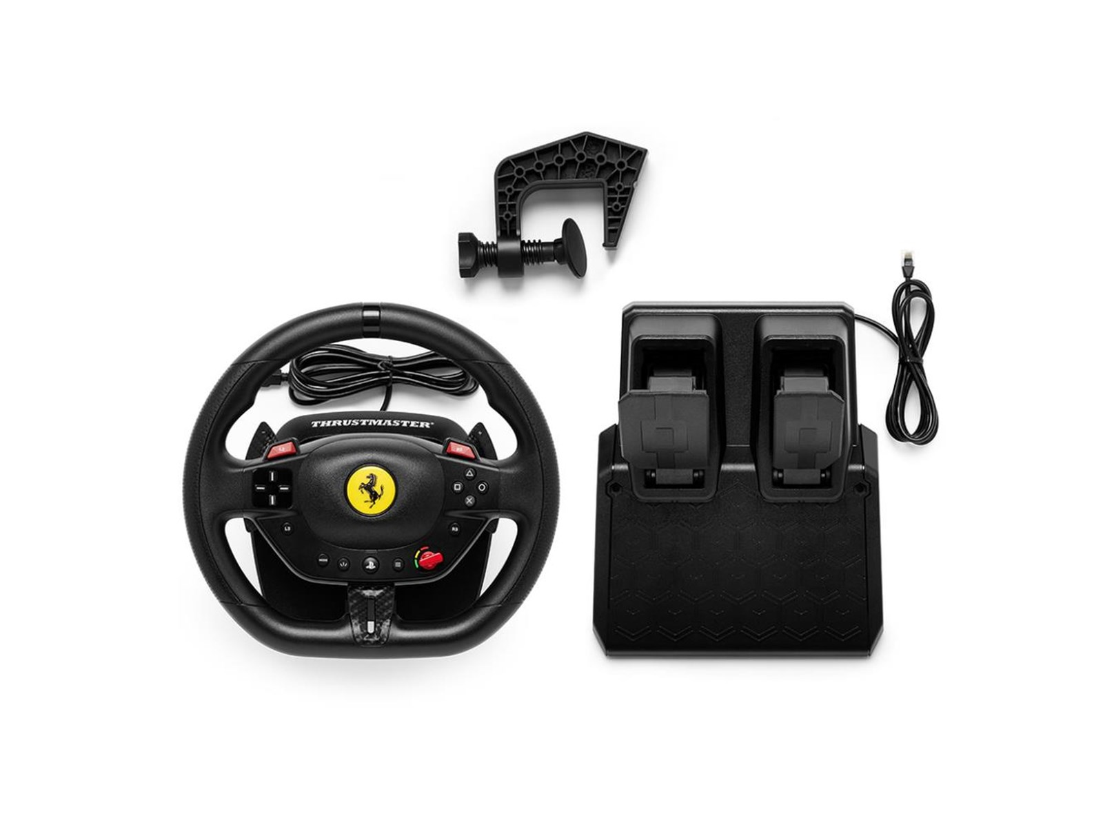 Un volante de carreras Thrustmaster Ferrari negro, pedales y abrazadera sobre fondo blanco. Logotipo de Ferrari en el centro del volante.