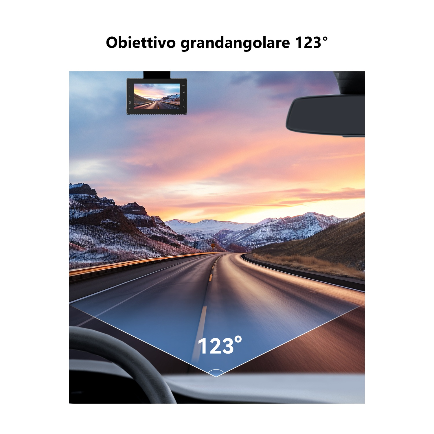 Vista dashcam con grandangolo 123°. L'auto è su una strada con montagne sullo sfondo. È visibile un cielo al tramonto.