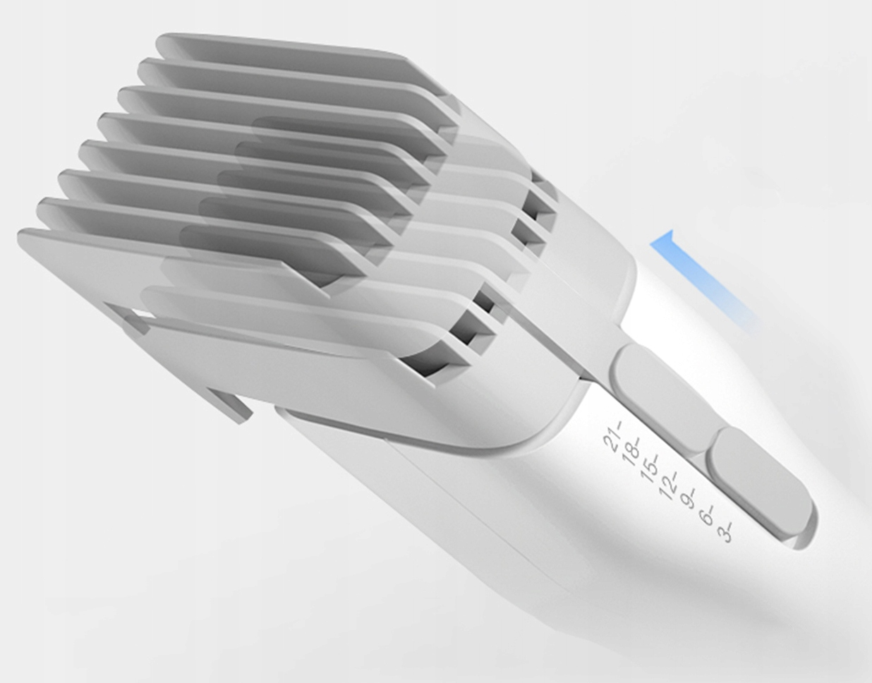 Biała nakładka do maszynki do włosów. Ma konstrukcję przypominającą grzebień z numerami wskazującymi ustawienia długości. Niebieska strzałka wskazuje regulację.