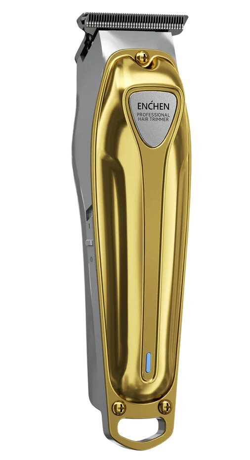 Złota i srebrna profesjonalna maszynka do włosów ENCHEN. Trymer ma złoty korpus i srebrne ostrze. Świeci się niebieskie światło.
