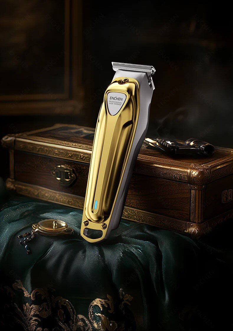 Złota i srebrna maszynka do włosów na drewnianej skrzynce z zegarkiem kieszonkowym. Ciemne, eleganckie otoczenie z zieloną tkaniną.