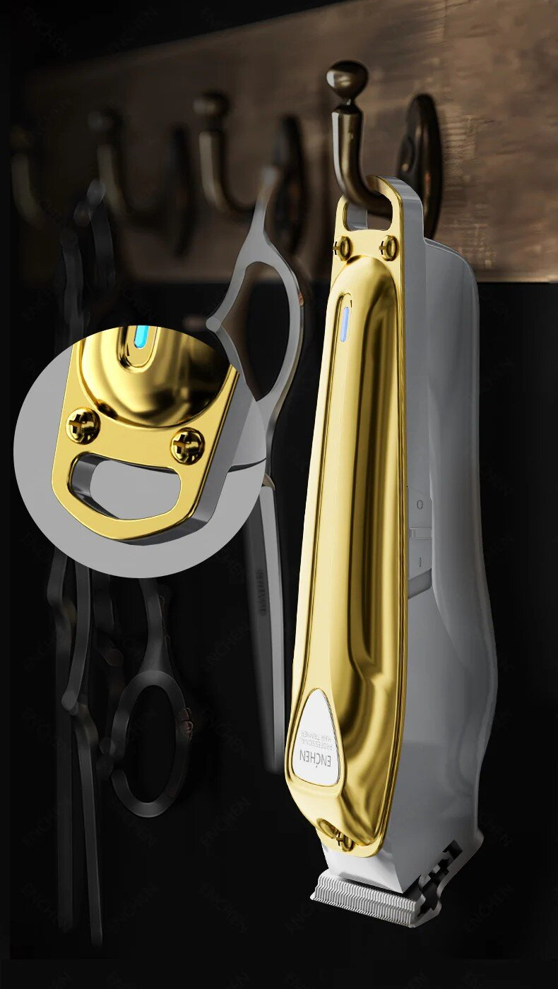 Złota i biała maszynka do włosów wisi na haczyku. Nożyczki są w tle. Maszynka ma złotą osłonę i biały korpus.