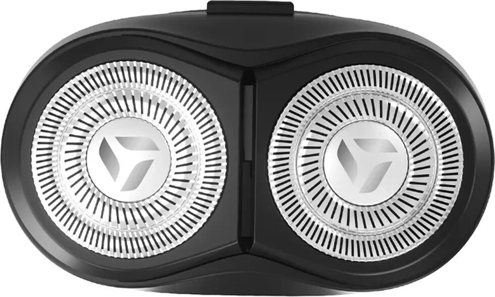 Zbliżenie czarnej głowicy golarki z dwiema okrągłymi foliami do golenia. Każda folia ma srebrny środek z białym emblematem.