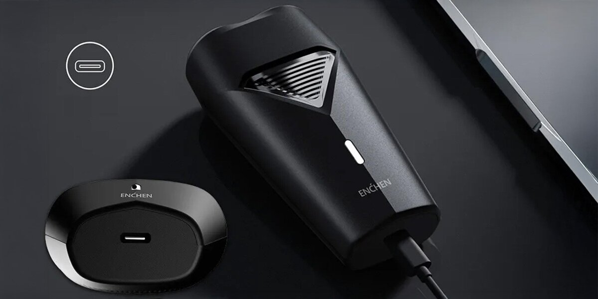Czarna golarka elektryczna z podstawą ładującą i portem USB-C. Golarka jest oznaczona napisem 'ENCHEN'.