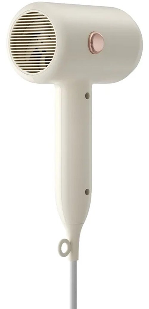 Kremowa suszarka do włosów z okrągłą głowicą, guzikiem i uchwytem. Biały przewód i pierścień na dole.